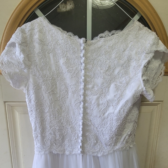 Flattering Summer Wedding Dress - Picture 5 of 10